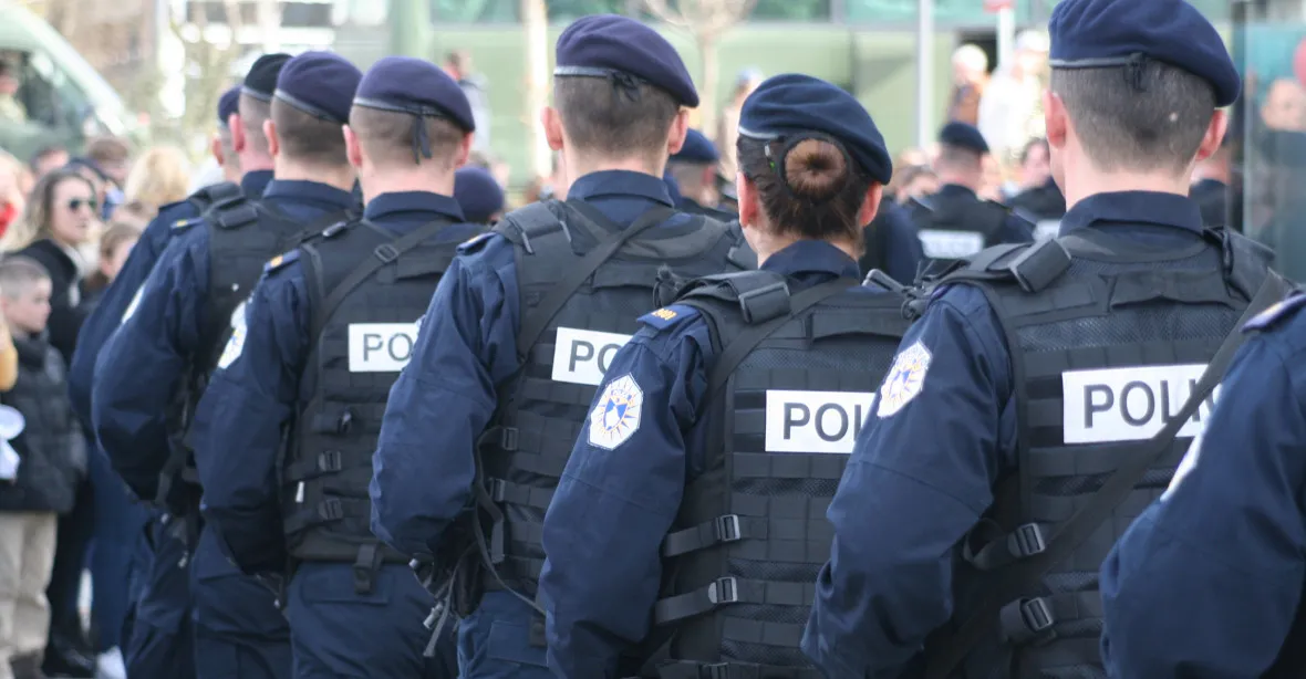 V Kosovu zatkli skupinu českých fotbalových fanoušků. Měli u sebe „srbské“ předměty a dron