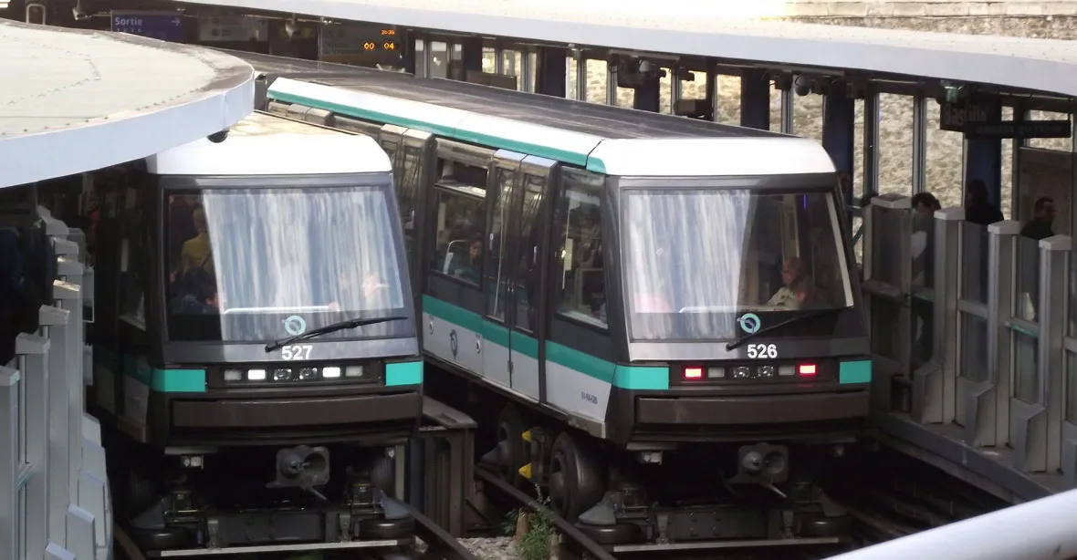 V Paříži se splašila automatická souprava metra. Projela tři zastávky bez zastavení