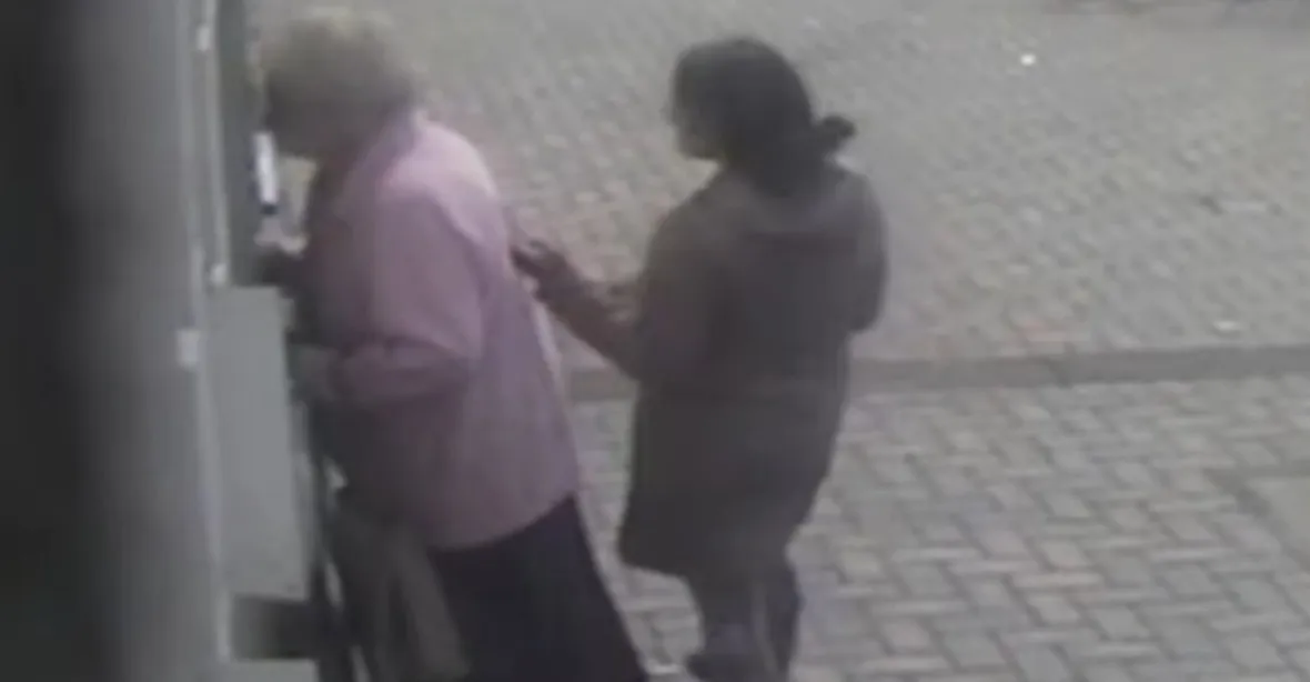 VIDEO: Důchodkyně rázně „vyprovodila“ zlodějku od bankomatu