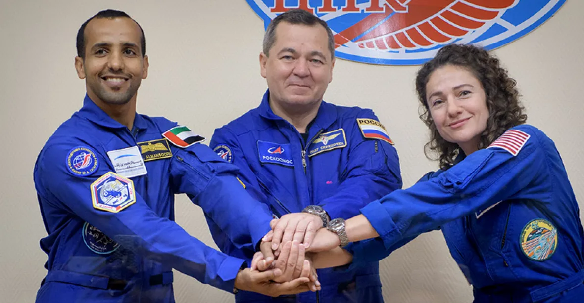 První Emiráťan na oběžné dráze. U ISS přistála loď s novou posádkou