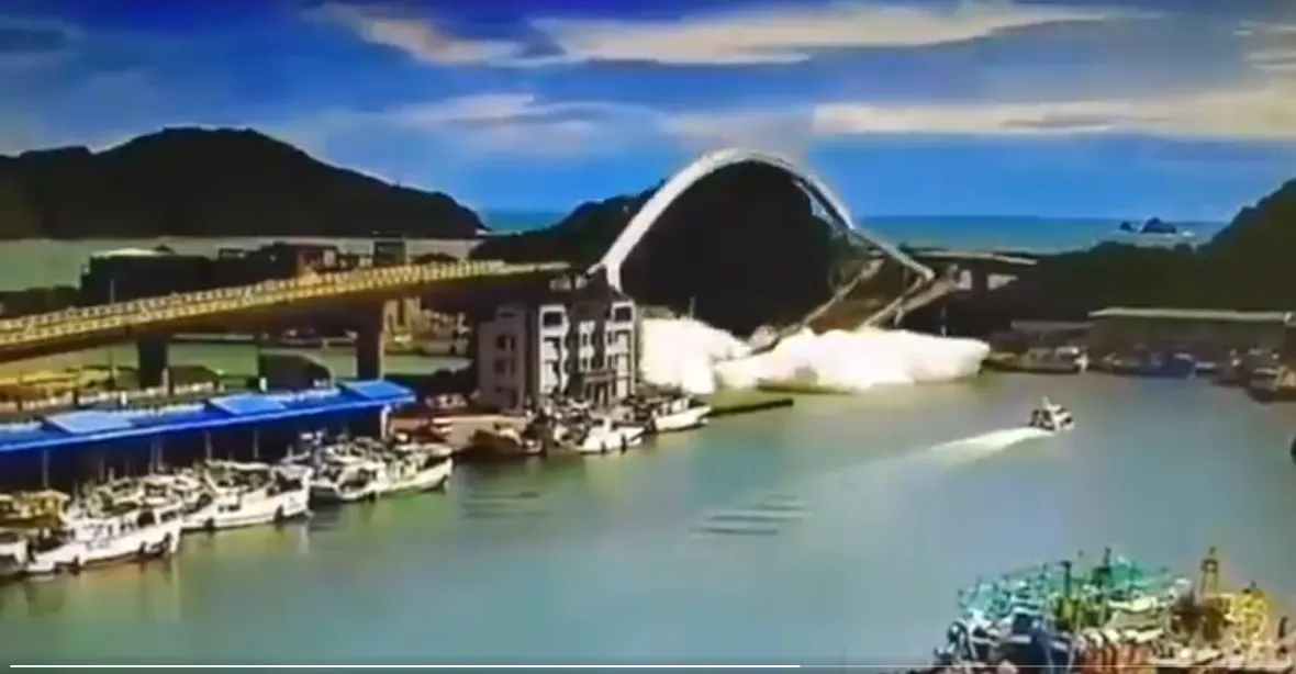 VIDEO: Obří most přes záliv se zřítil. Zlomil rybářské lodě, lidé padali do vody