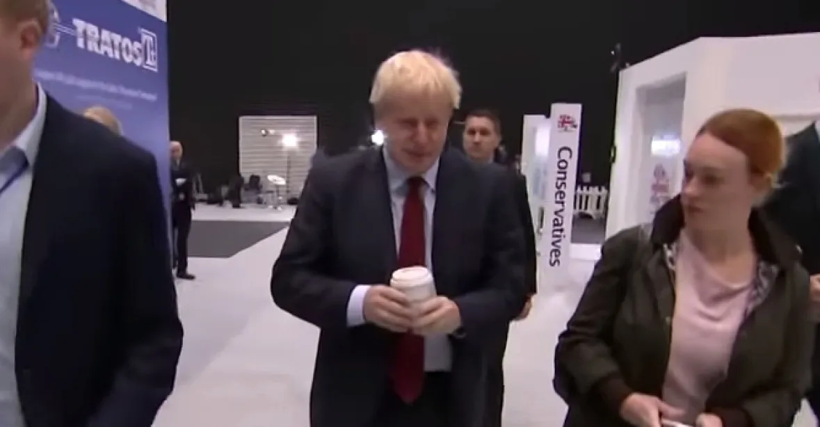 Zaskočenému britskému premiérovi zabavili nápoj. Měl ho v jednorázovém kelímku
