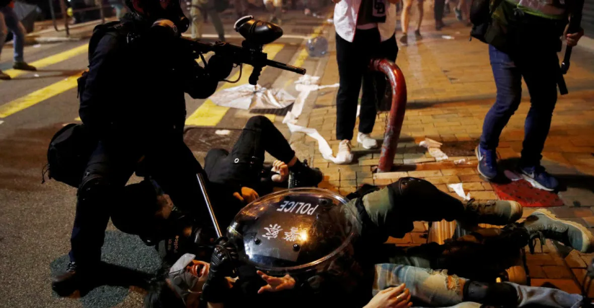 Víkend v Hongkongu: Útoky na vládní budovy, slzný plyn, obušky a vodní děla