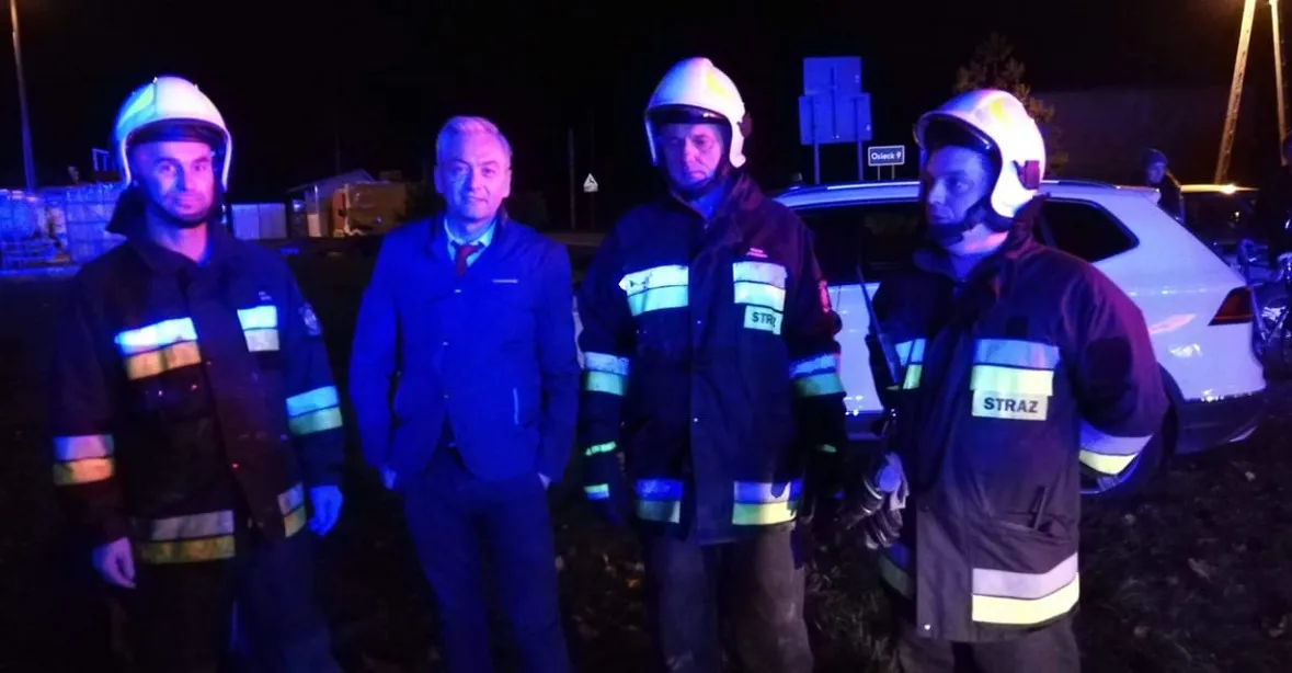 Polský europoslanec zachránil z hořícího auta dvouleté dítě