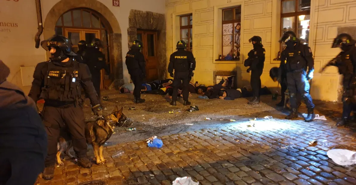 Policie v Praze zadržela před zápasem s Anglií desítky výtržníků