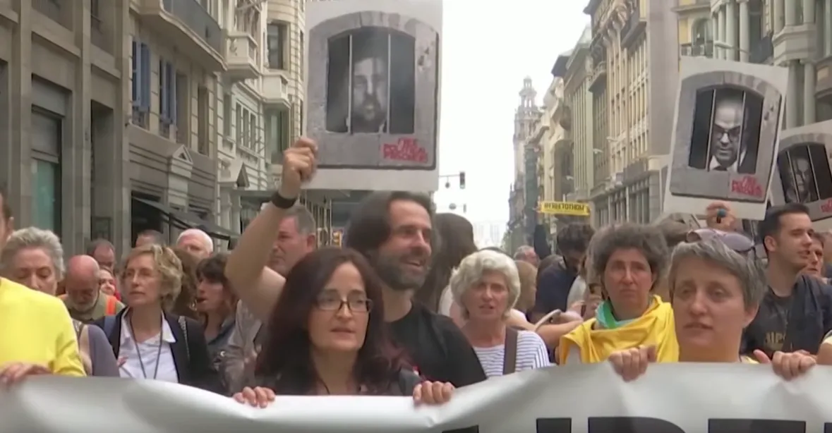 Protesty v Katalánsku sílí. Do Barcelony se vydaly pochody z pěti měst