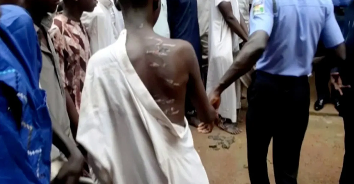Řetězy, bití a zneužívání. Další případ 500 žáků týraných v islámských školách v Nigérii