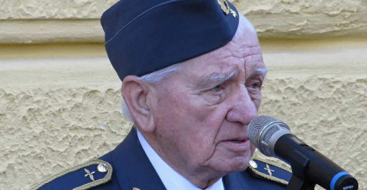 Válečný veterán Boček byl hospitalizován. Poslední stíhací pilot RAF má problém se srdcem