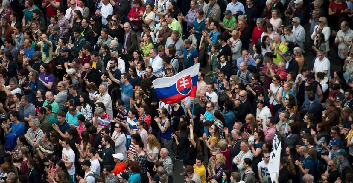 Korupční aféry vyhnaly několik tisíc Slováků do ulic