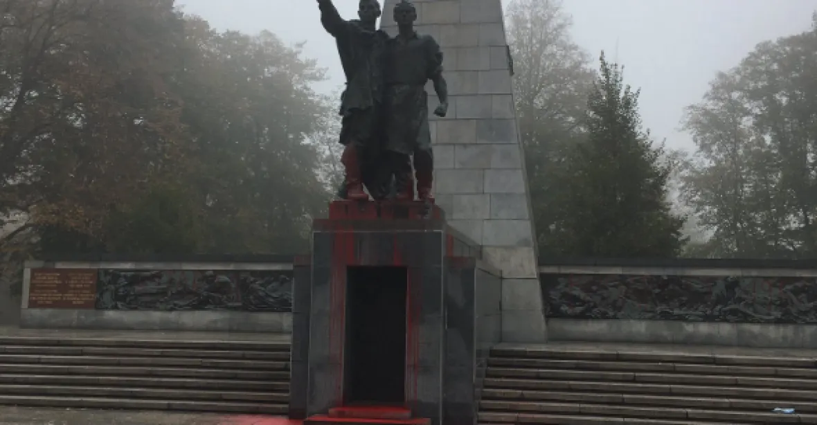 V Ostravě někdo poničil červenou barvou Památník Rudé armády