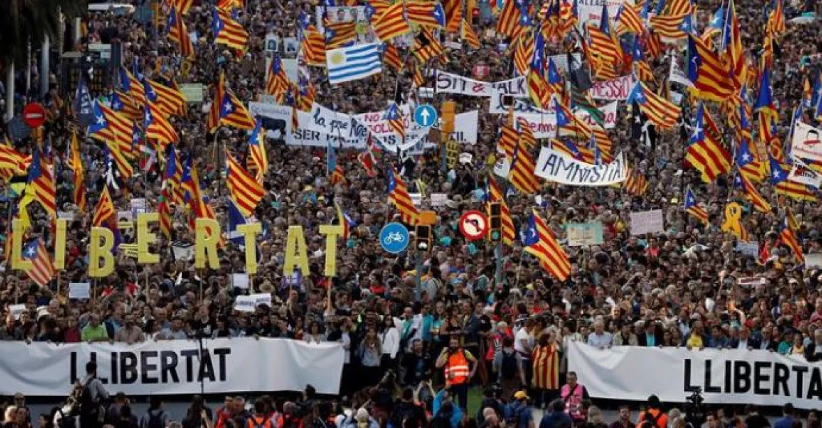Statisíce Katalánců opět v ulicích, protesty provázejí střety s policií