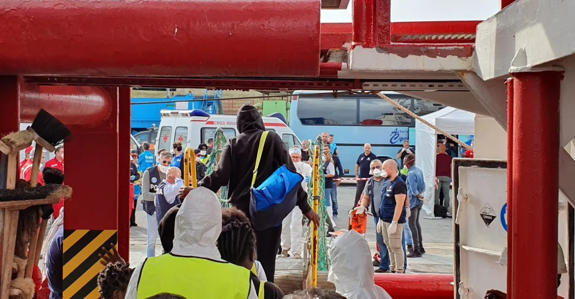 Na 200 migrantů přistálo na lodích Ocean Viking a Alan Kurdi v italském přístavu Pozzallo