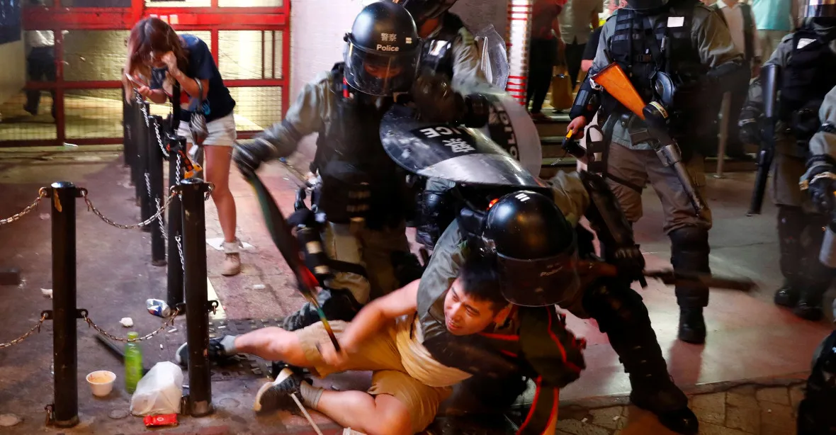Demonstranti v Hongkongu zdemolovali kancelář agentury Nová Čína
