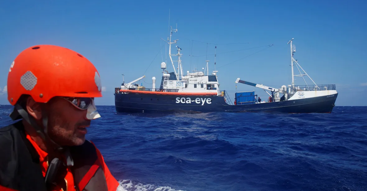 Loď Alan Kurdi s 88 migranty může přistát v Itálii, dalších 200 se nalodilo u Libye