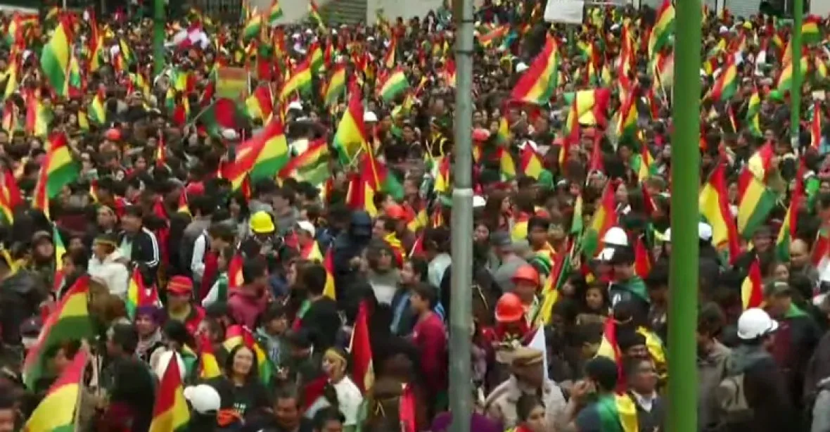 Po odstoupení prezidenta Bolívie vypukly nepokoje. Hoří autobusy i domy známých osobností