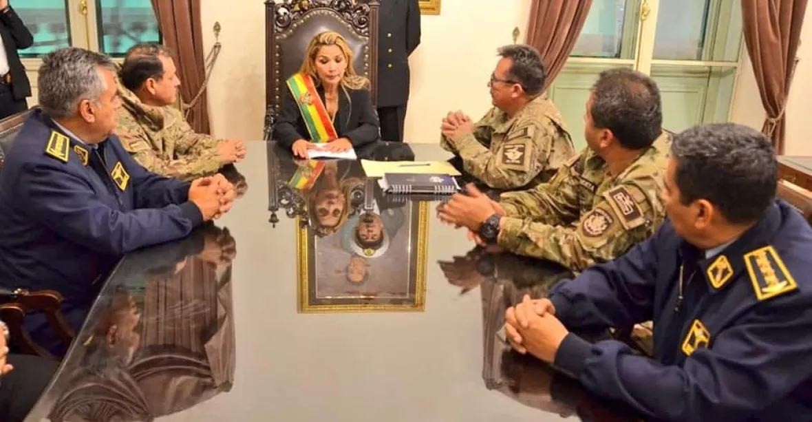 Bolívijská senátorka se prohlásila prezidentkou. „Státní převrat,“ vzkazuje z exilu Morales