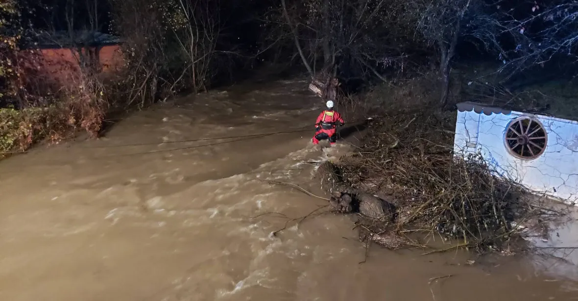 Tři ženy zachraňovaly v rozvodněné řece zvířata z útulku, všechny se utopily