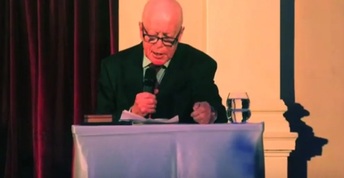 VIDEO: Oceněný filozof Scruton překvapil. Děkovnou řeč pronesl v češtině. Poslechněte si