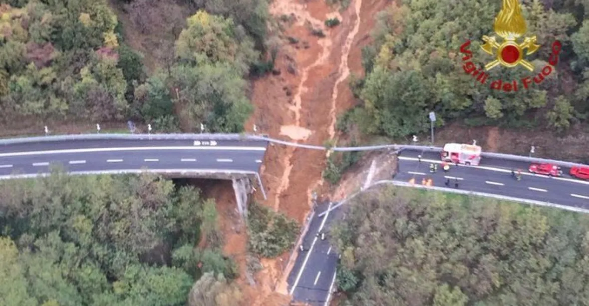 V Itálii spadl dálniční most, oběti mohou být pod nánosy bláta. Ve Francii po záplavách čtyři mrtví