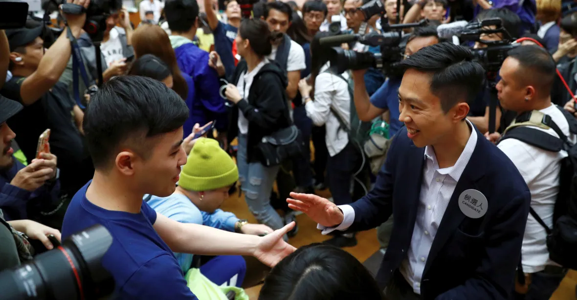 Prodemokratičtí kandidáti získali v místních volbách v Hongkongu jasnou většinu