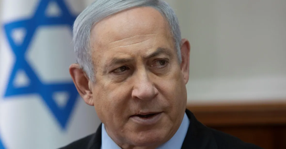 Netanjahu nemusí kvůli obvinění odstoupit. Může být ale nucen vzdát se ministerských postů