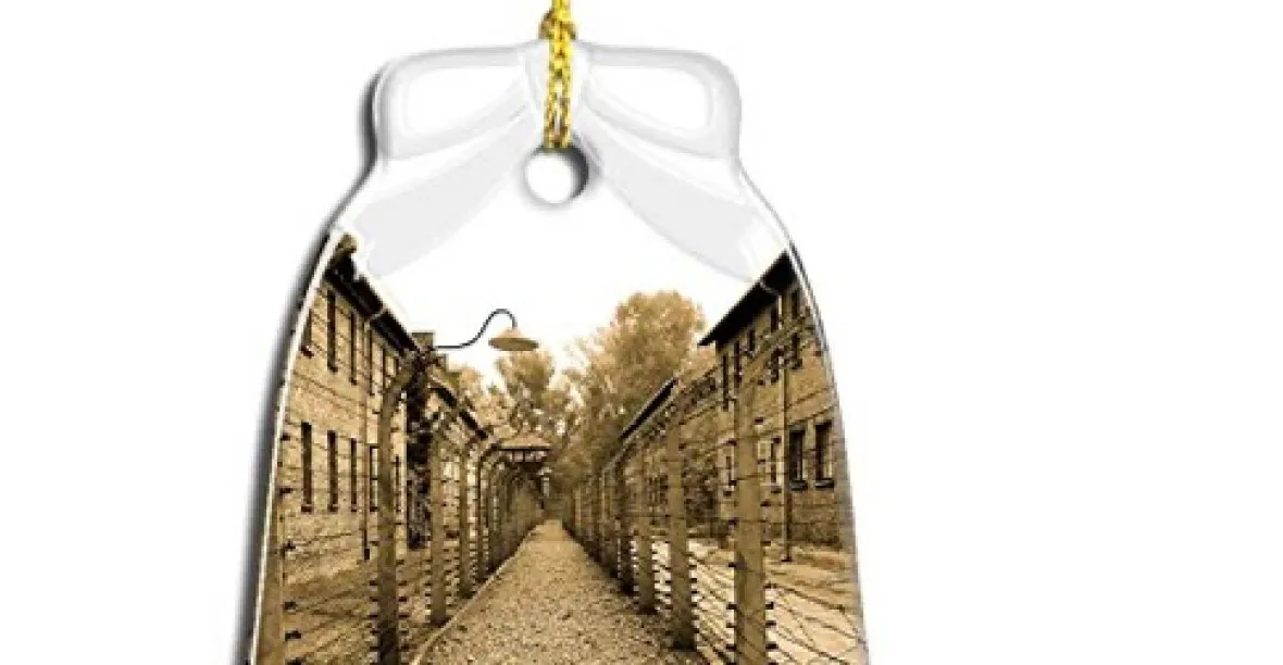 Vánoční ozdoby s motivem tábora Osvětim. Amazon po kritice zboží stáhl
