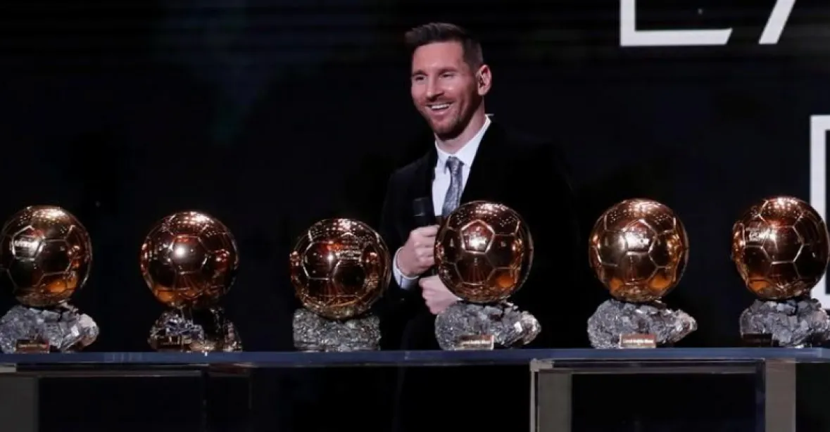 Messi triumfuje. Získal rekordní šestý Zlatý míč a předstihl Ronalda