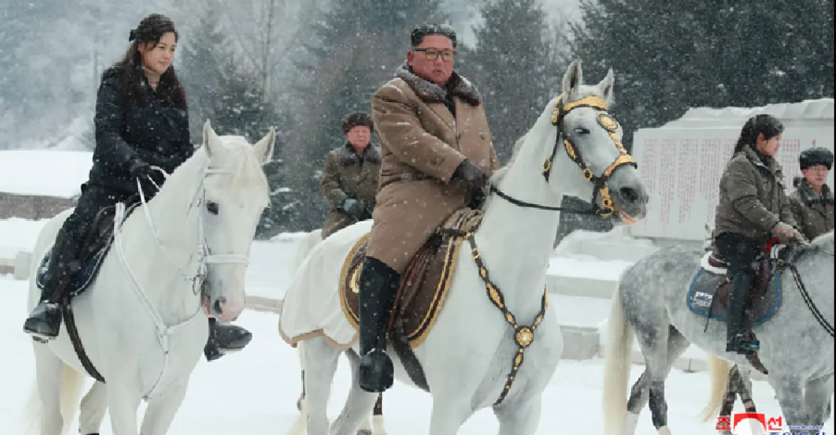 GALERIE: Kim opět na bílém koni. Se svou družinou vyjel na posvátnou horu Pektu