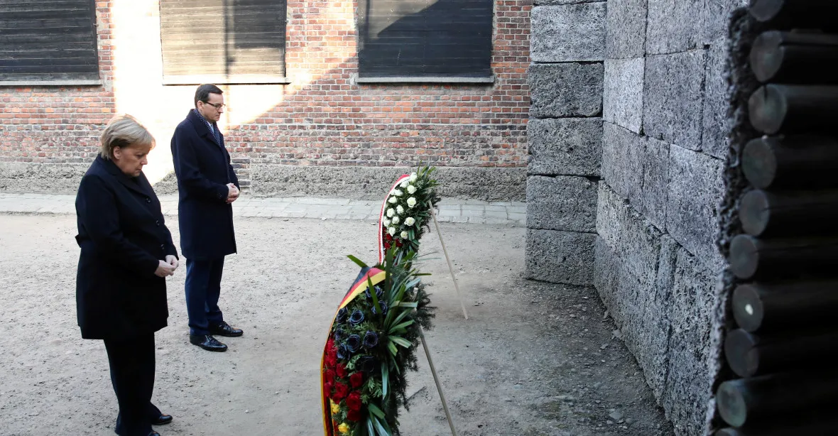 Merkelová poprvé přijela do Osvětimi, uctila památku vyvražděných