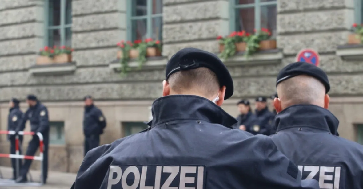 Gang mladíků z migrantských rodin ubil na ulici v Augsburgu hasiče. Šest z nich policie chytila