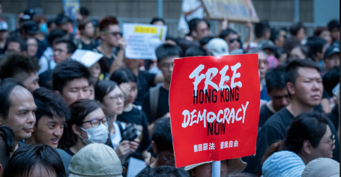 Protesty v Hongkongu pokračují, protestovalo nejvíce lidí od skončení místních voleb