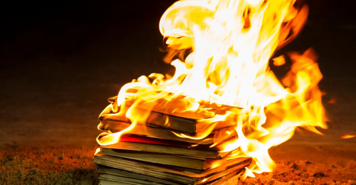 Další kulturní revoluce? Čínská knihovna spálila knihy, které škodily státní ideologii