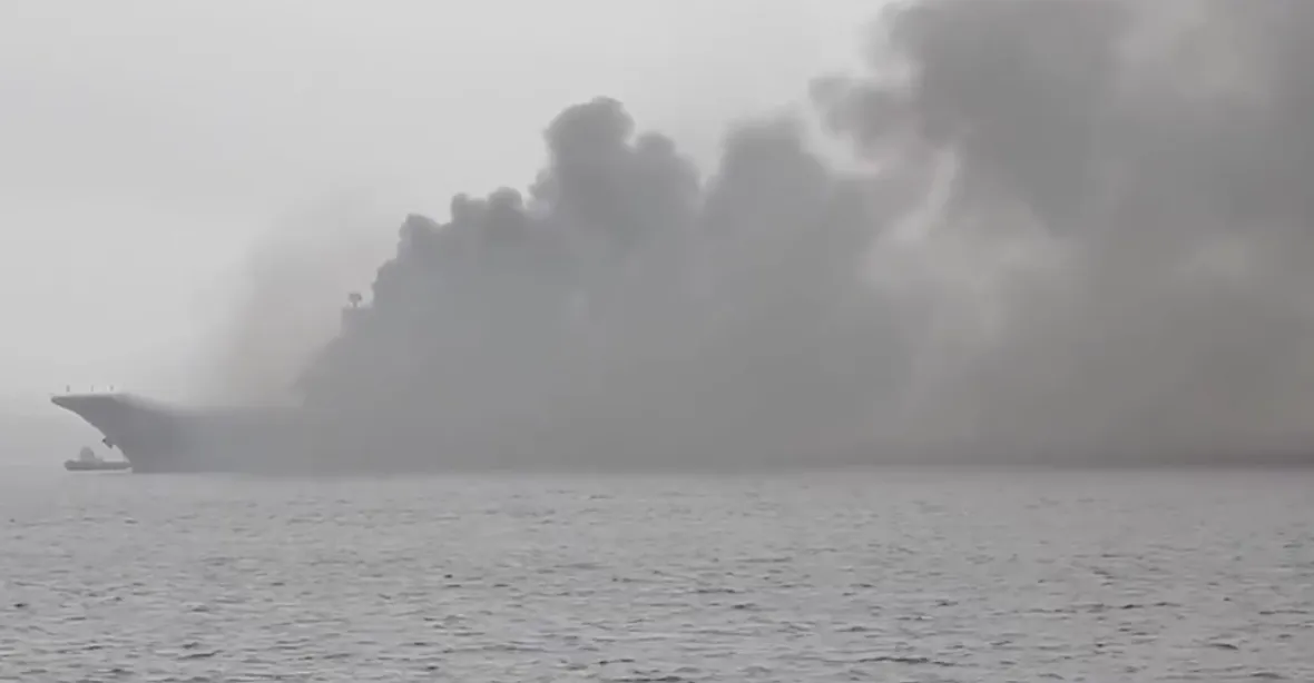 Jedinou ruskou letadlovou loď, Admirála Kuzněcova, zachvátily plameny