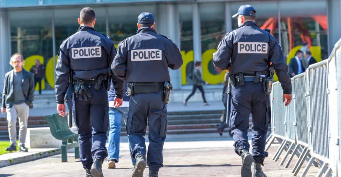 Policisté v Paříži zastřelili muže, který je ohrožoval nožem