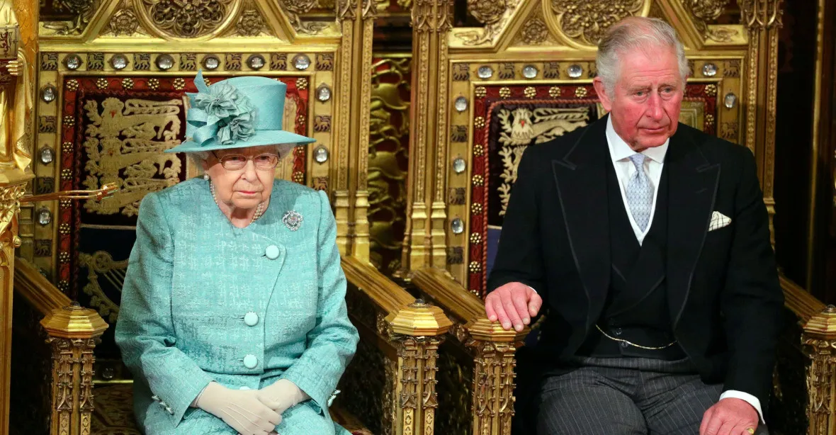 Královna mluvila k parlamentu. Vláda chce zajistit odchod z EU v lednu