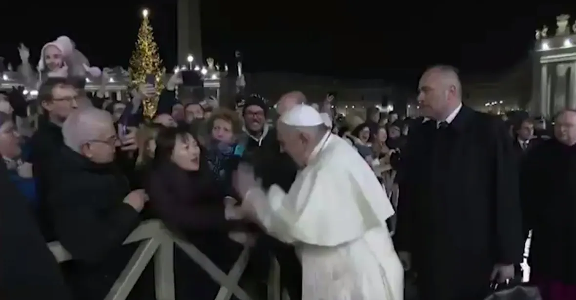 VIDEO: Papež v rozčilení plácl ženu přes ruku