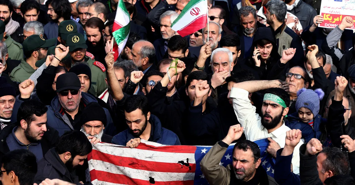 Raketový útok USA zabil šéfa íránských jednotek. Írán slíbil USA tvrdou odvetu
