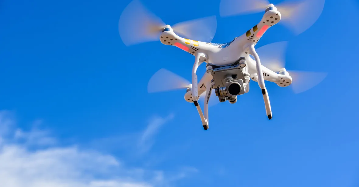 Nebe v Coloradu brázdí tajemné drony. Policisté pátrají po autu, které je má ovládat