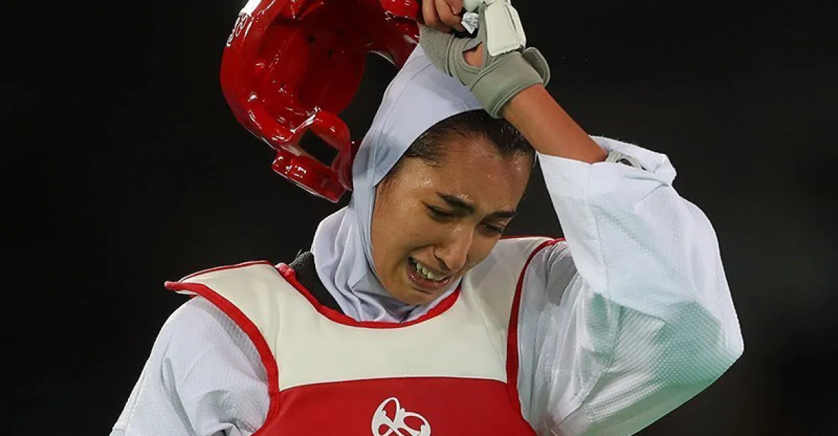 Z Íránu emigrovala nejslavnější sportovkyně. Na protest proti režimu