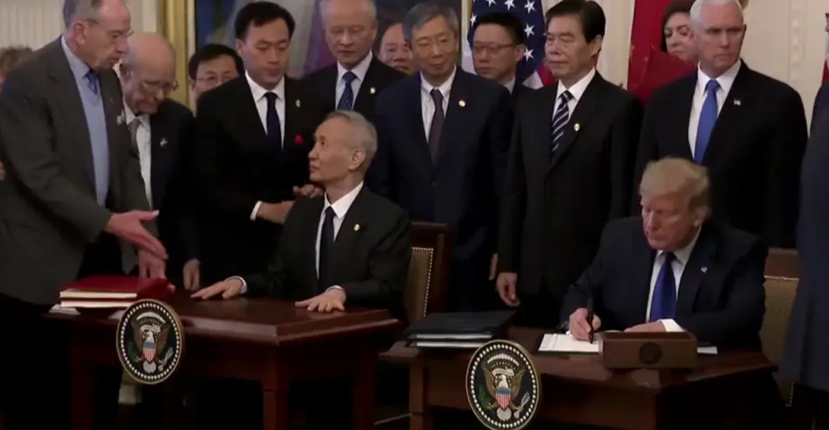 Trump a čínský vicepremiér podepsali obchodní dohodu
