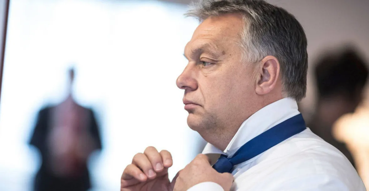 „Pouhý centimetr“ dělil dle Orbána jeho Fidesz od odchodu z lidovecké frakce