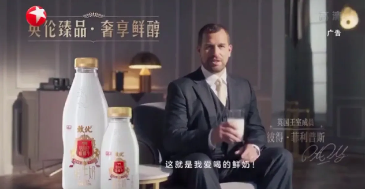 Vnuk Alžběty II. hraje v čínské reklamě. Propaguje v ní mléko