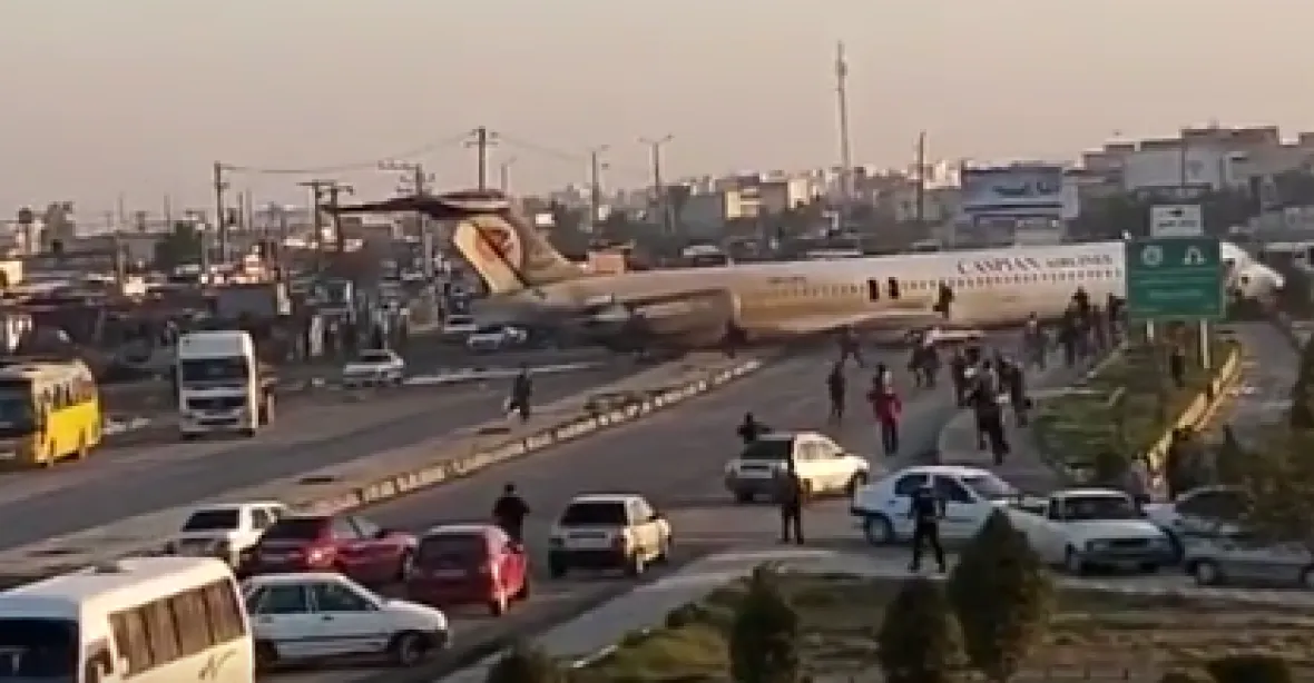 VIDEO: Letadlu upadl podvozek, sjelo z dráhy a zastavilo až na ulici