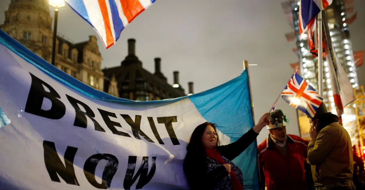 FOTOGALERIE: Britové slaví i truchlí v ulicích. Do brexitu zbývá jen pár hodin