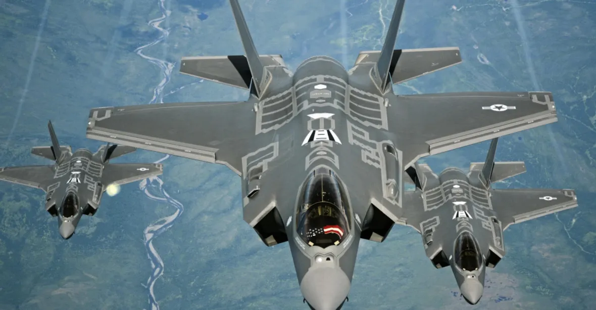 Bloomberg: Stíhačka F-35 nedokáže střílet rovně, sužují ji stovky chyb