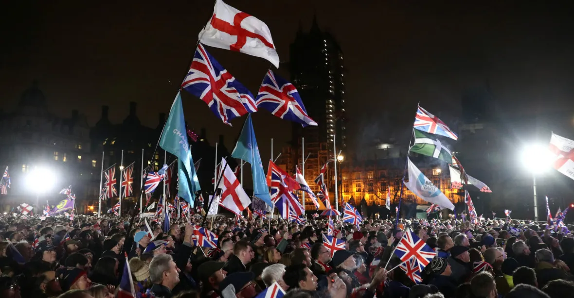 Britský pragmatismus a zdrženlivost vítězí nad strachem a hysterií