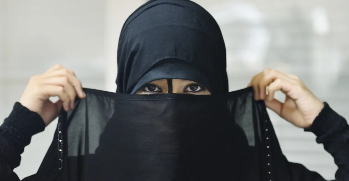 Soud se zastal muslimské studentky. Škola musí tolerovat její nikáb