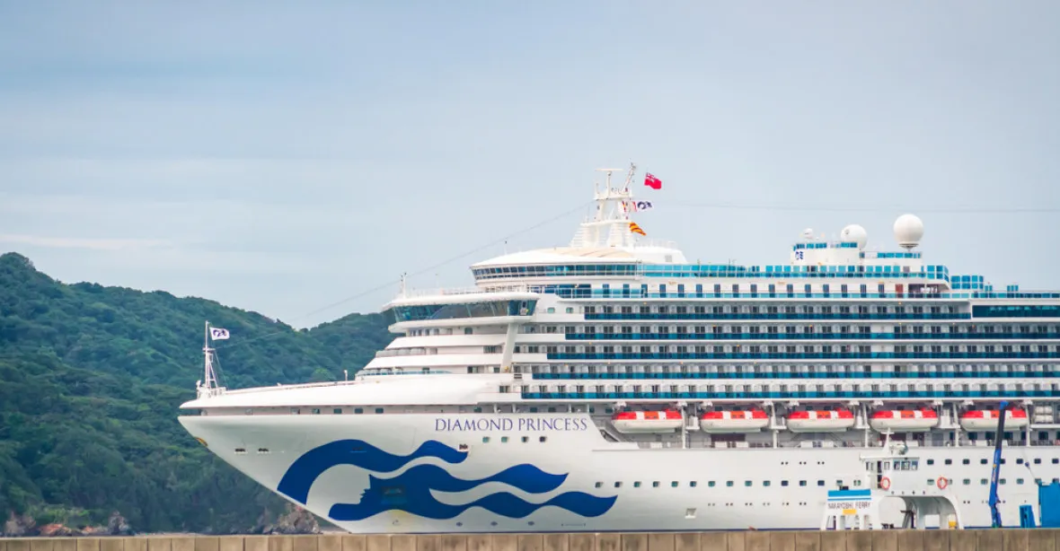 Dvacet lidí z výletní lodi v Japonsku má koronavirus, cestující na palubě jsou v karanténě