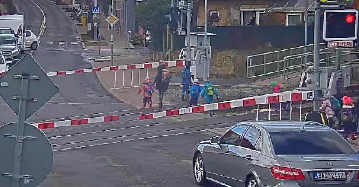 Policie vyslechla ženy, které převáděly děti na červenou přes koleje