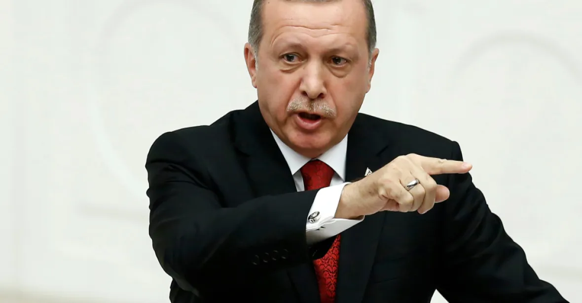 Erdogan viní Rusko za masakry v Sýrii, podle Ruska neplní dohody
